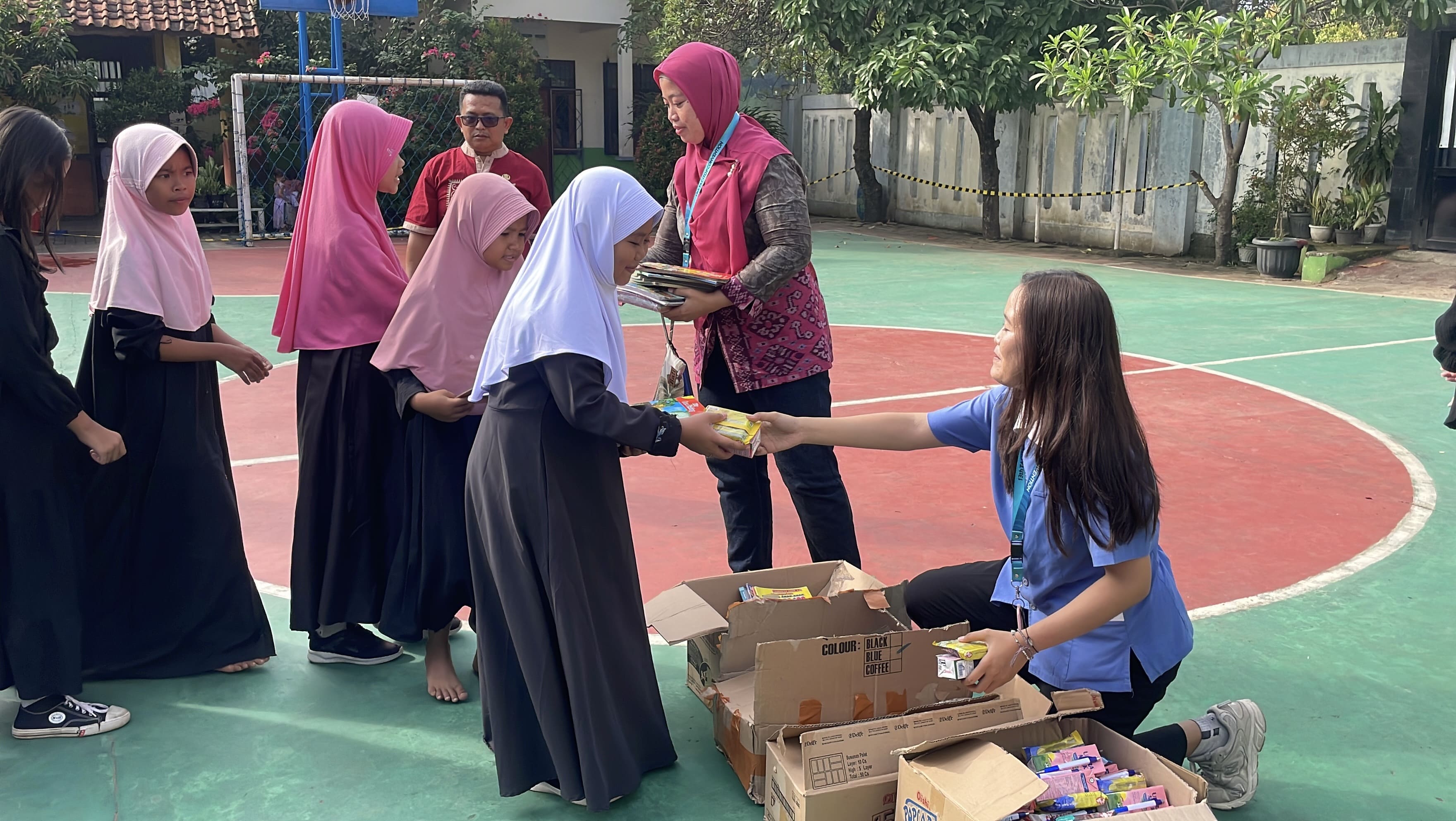 Donasi buku untuk perpustakaan di SD Negeri Cikedokan 01